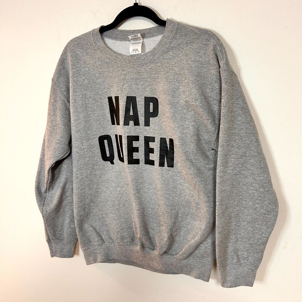 Gildan Heavy Blend Sweatshirt Womens M Gray Nap Queen Graphic Fleece Streetwear - Picture 3 of 8